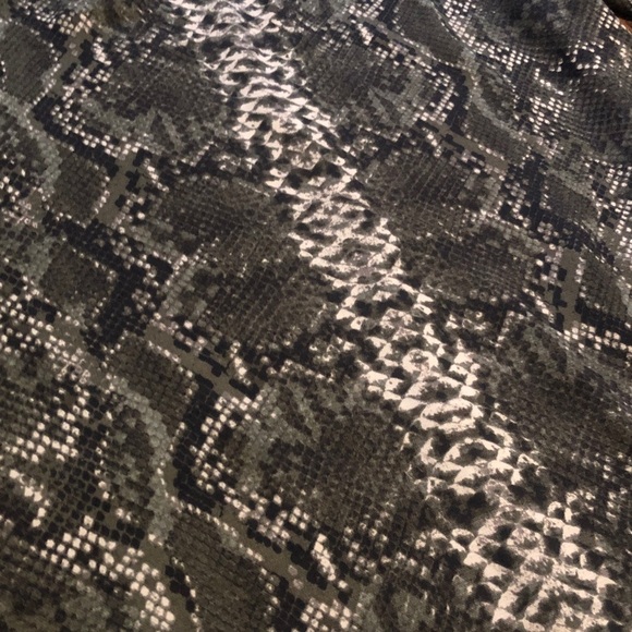 H&M Elegant Black Snake Animal Print Flowy 3/4 Sleeve Tunic - Picture 4 of 6